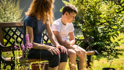 Umgang mit Krisen: Eltern sollten unterscheiden, welche Infos ihr Kind verstehen kann - und welche eher Ängste auslösen. (Foto: Christin Klose/dpa-tmn)