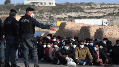 Das Innenministerium in Rom zählte in diesem Jahr bereits mehr als 28.000 Menschen, die auf Booten Italien erreichten (Archivbild). (Foto: Salvatore Cavalli/AP/dpa)