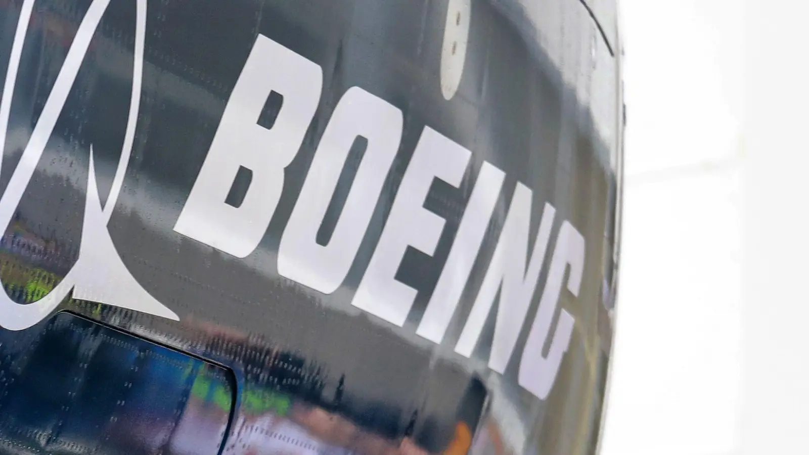 Nach zwei Abstürzen von Maschinen des Typs 737 Max mit 346 Todesopfern entging Boeing zunächst mit Versprechen der Strafverfolgung. (Archivbild) (Foto: Elaine Thompson/AP/dpa)