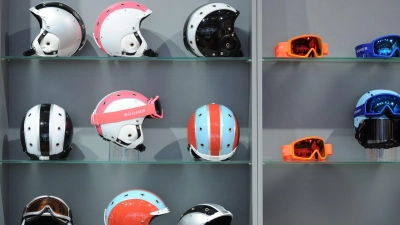 Öfter mal was Neues: Da ein Skihelm durch Feuchtigkeit, Schweiß und UV-Strahlung altert, sollte man ihn nach drei bis fünf Jahren Gebrauch austauschen. (Foto: Andreas Gebert/dpa/dpa-tmn)