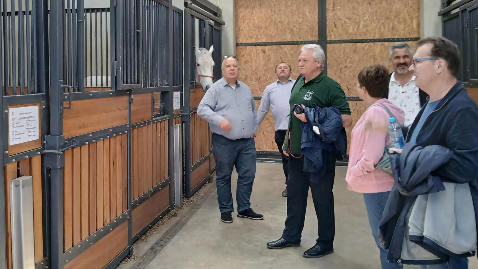 Delegation aus Neustadt in der kroatischen Partnerstadt Lipik. In der Mitte im grünen Sweatshirt: Bürgermeister Klaus Meier. (Foto: Walter Billmann)