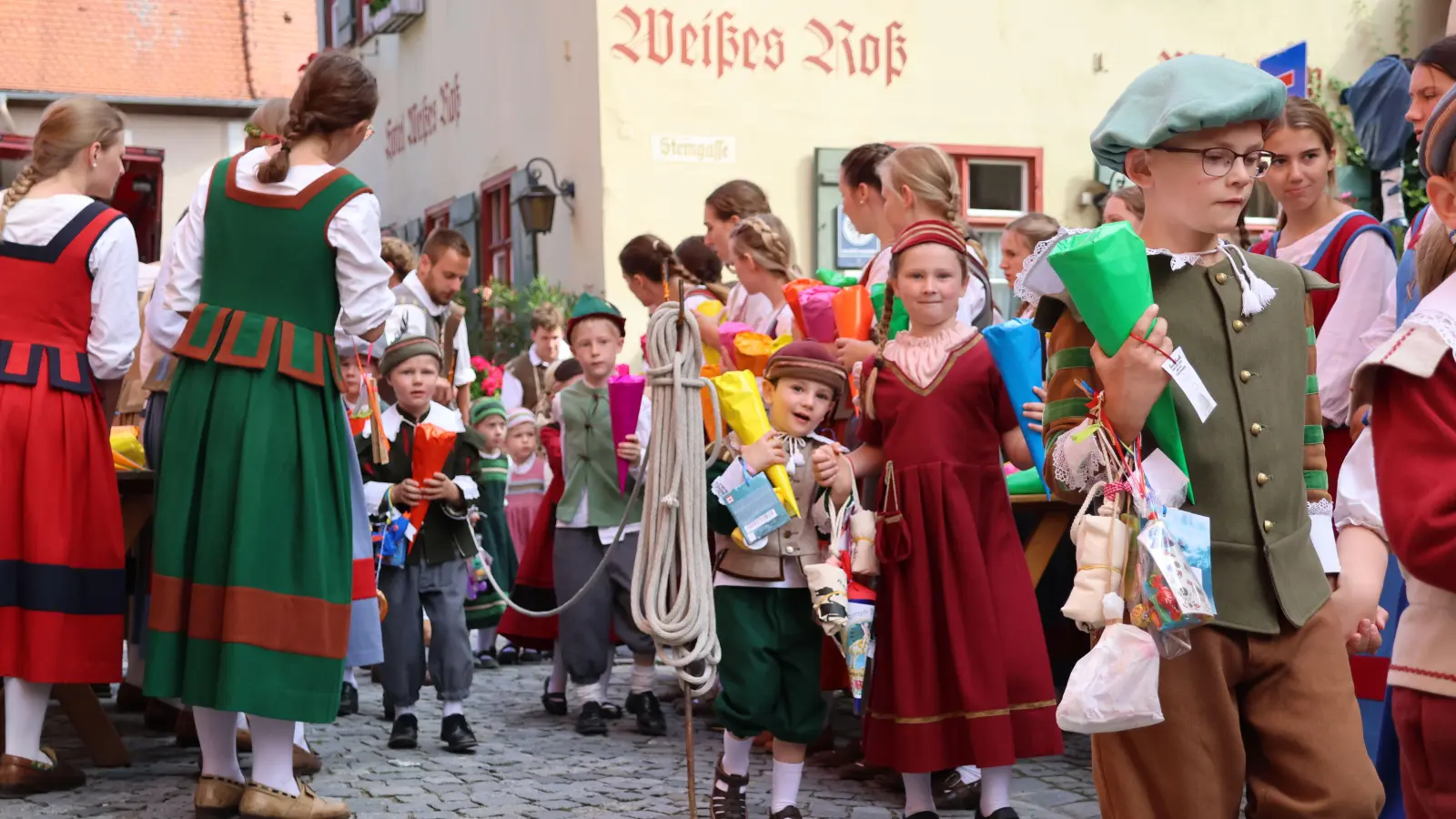 Eine bunte Kinderzech-Gucke gab es am Dienstag für die Dinkelsbühler Mädchen und Jungen. Die mit Süßigkeiten gefüllten Papiertüten werden nach dem großen Kinderfestzug verteilt. (Foto: Martina Haas)