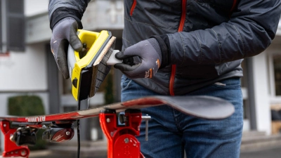 Für mehr Grip und Sicherheit auf der Piste sollten Ski heiß gewachst und die Kanten geschärft werden. (Foto: Benjamin Nolte/dpa-tmn)