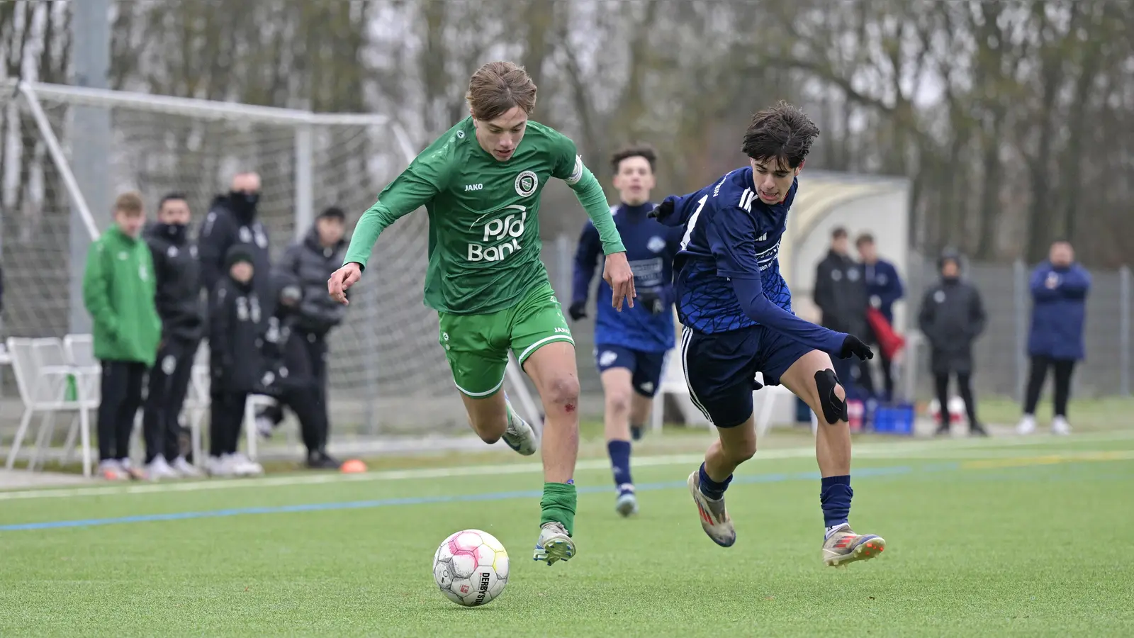 Die U17 der SpVgg Ansbach um Kapitän Fabian Filbig (links, hier gegen den Wendelsteiner Lorenzo Madeddu) bleibt nach dem Sieg gegen Bayreuth im Aufstiegsrennen zur Bayernliga. (Foto: Martin Rügner)