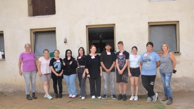 Die Schülerinnen und Schüler der Reiter AG vor dem Reitstall in der Langenfelder Flößleinstraße. Die Hauptverantwortlichen Susanne Lucksch (links) und Andrea Stöhr-Manz (rechts) begleiteten ihre Schützlinge natürlich auch bei der Prüfung. (Foto: Simone Schuller)