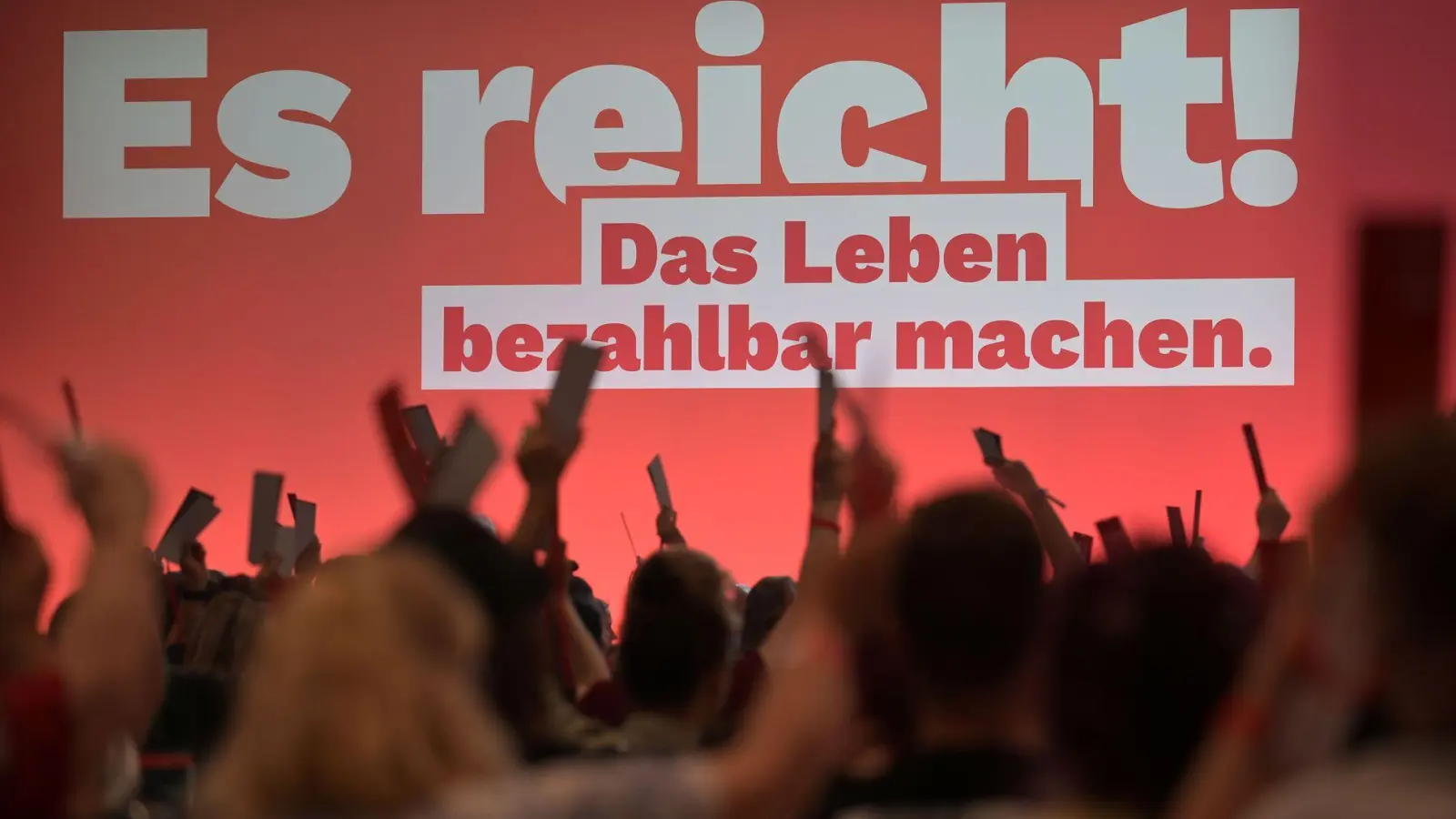 Die rund 500 Delegierten in Potsdam beraten bis Sonntag die Linie der Partei. (Foto: Michael Bahlo/dpa)