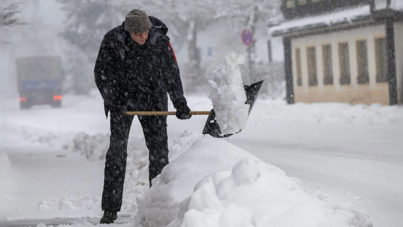 In mehreren Orten kamen am letzten März-Tag nochmals die Schneeschaufeln zum Einsatz. (Foto: Peter Kneffel/dpa)