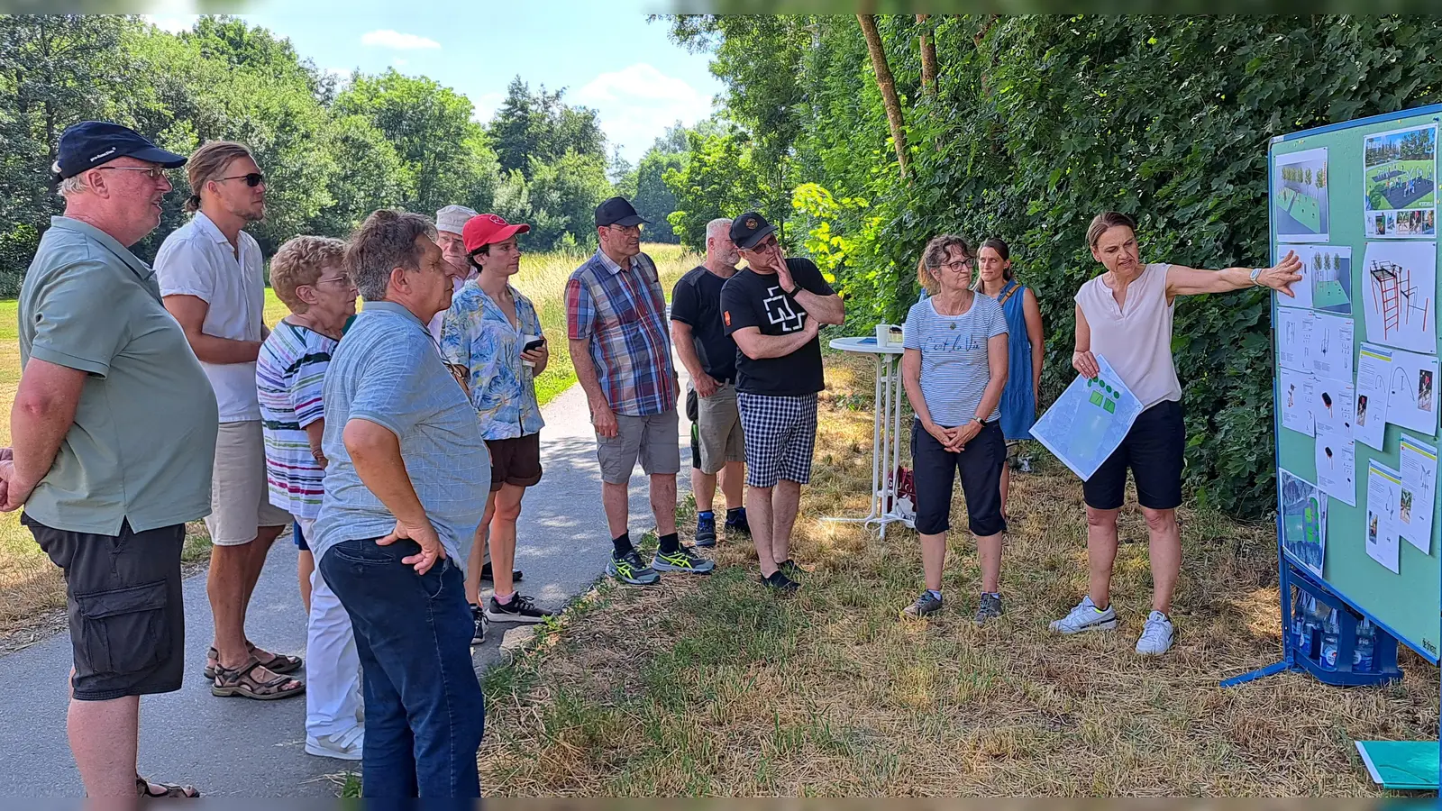 Welche Variante findet mehr Zuspruch? Stadtplanerin Andrea Heinlein (rechts) stellte den Teilnehmenden der Informationsveranstaltung zwei Varianten für den geplanten Bewegungspark vor. (Foto: Florian Schwab)