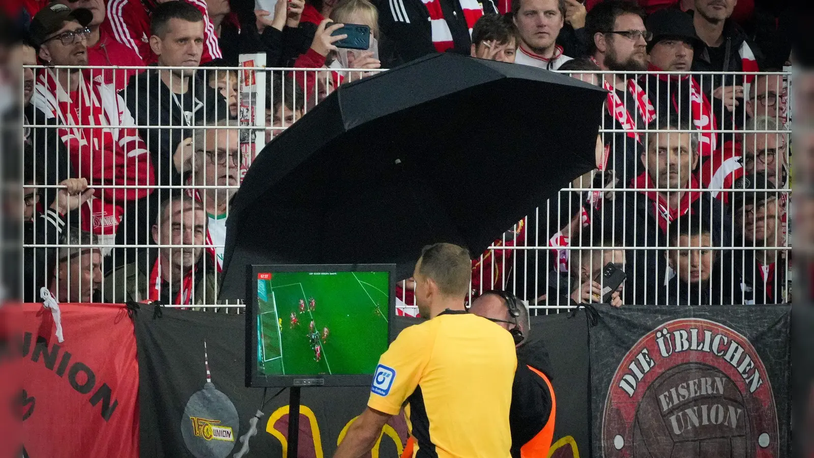 Nahm gleich zwei Treffer nach Video-Einsatz zurück: Schiedsrichter Sören Storks (Foto: Soeren Stache/dpa)