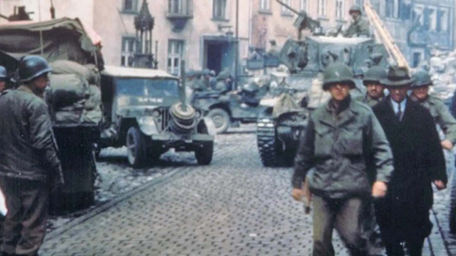 Ein historisches Dokument: US-Truppen besetzen am 19. April 1945 Leutershausen. (Foto: Captain Raymond Ebbage)
