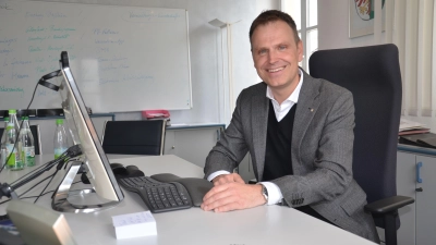 Dr. Christian von Dobschütz an seinem Schreibtisch im Diespecker Rathaus: „Klare Zielvorstellungen sind mir wichtig“, sagt er. „Je mehr daran mitwirken, desto besser.“ (Foto: Patrick Lauer)