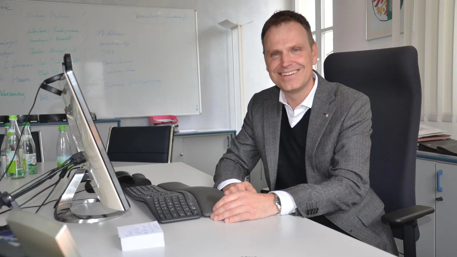 Dr. Christian von Dobschütz an seinem Schreibtisch im Diespecker Rathaus: „Klare Zielvorstellungen sind mir wichtig“, sagt er. „Je mehr daran mitwirken, desto besser.“ (Foto: Patrick Lauer)