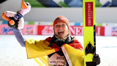 Wurde Weltmeisterin auf der Normalschanze: Katharina Althaus. (Foto: Daniel Karmann/dpa)