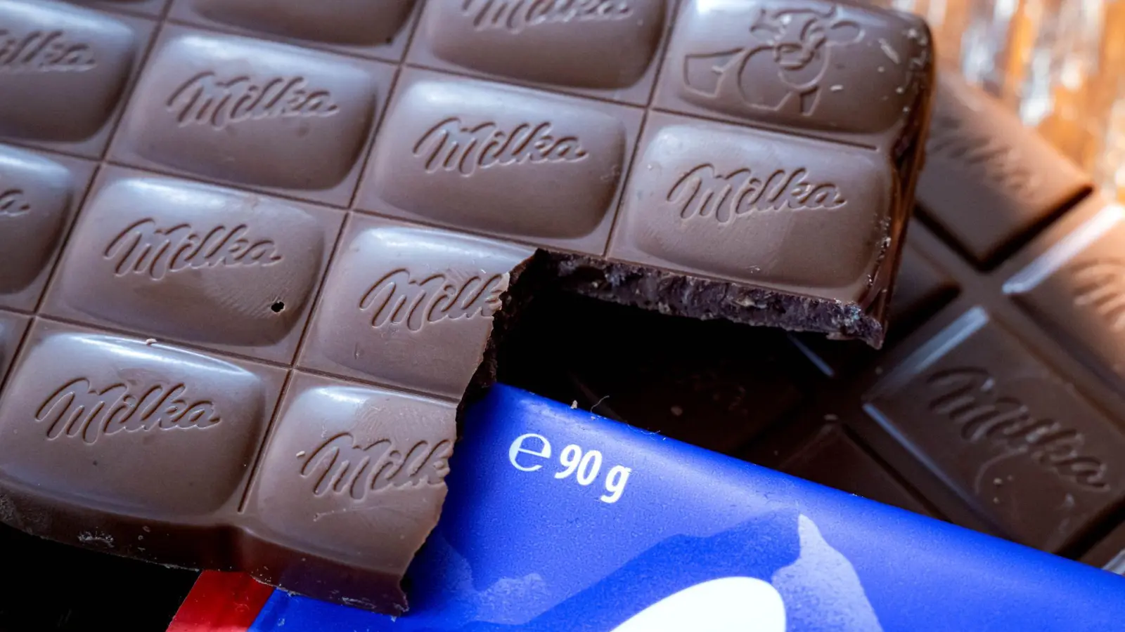 Viele Milka-Tafeln wiegen nur noch 90 statt 100 Gramm. (Archivbild) (Foto: Sina Schuldt/dpa)