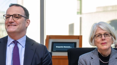 Corona-Aufarbeitung im Bundestag: Jens Spahn und die frühere Sonderermittlerin Margaretha Sudhof. (Foto: Soeren Stache/dpa)