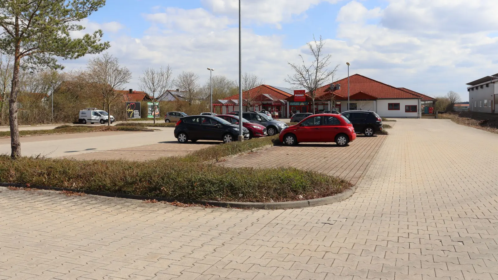 Auf einem Teil des bisherigen Parkplatzes (im Foto links) soll der neue Markt entstehen. (Foto: Antonia Müller)