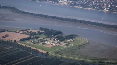 Das Jugendgefängnis Hahnöfersand liegt auf der gleichnamigen Elbinsel zwischen Hamburg und Niedersachsen. (Archivbild) (Foto: Christian Charisius/dpa)
