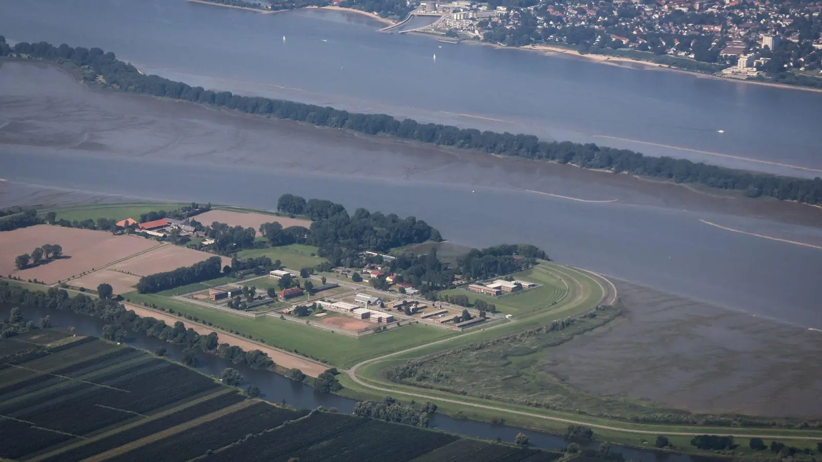 Das Jugendgefängnis Hahnöfersand liegt auf der gleichnamigen Elbinsel zwischen Hamburg und Niedersachsen. (Archivbild) (Foto: Christian Charisius/dpa)