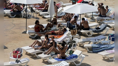 Der Eintritt zum Beiruter Strandclub „Sporting” kostet in diesem Jahr mindestens 30 Euro.  (Foto: Marwan Naamani/dpa)