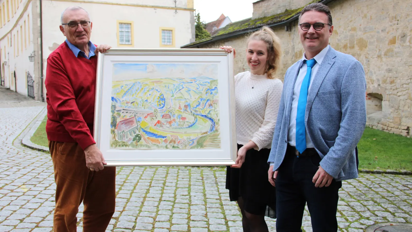 Halten ihr Heckel-Aquarell fest und geben es so schnell nicht mehr her (von links): Dr. Karl-Heinz Schneider, Anja Bergermann und Dr. Markus Hirte im Hof des Kriminalmuseums. (Foto: Clarissa Kleinschrot )