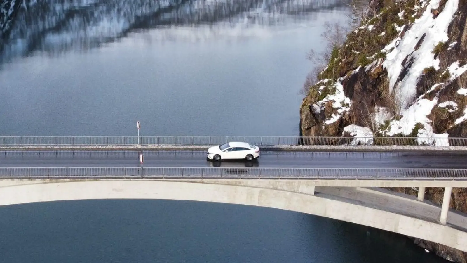 Fjord-Feeling in Norwegen: Vor der Urlaubsfahrt mit dem Elektroauto sollte man sich die passenden Ladestationen auf der Route heraussuchen. (Foto: Thomas Geiger/dpa-tmn/dpa)