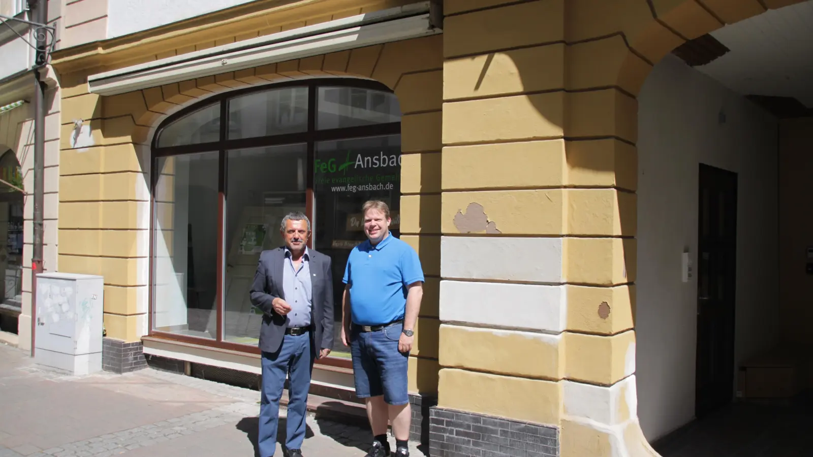 Axel Haag (links) und Pastor Tobias Wesche von der Freien evangelischen Gemeinde freuen sich über die neuen Räume am Johann-Sebastian-Bach-Platz, die die Freikirche nun nutzen kann. (Foto: Robert Maurer)