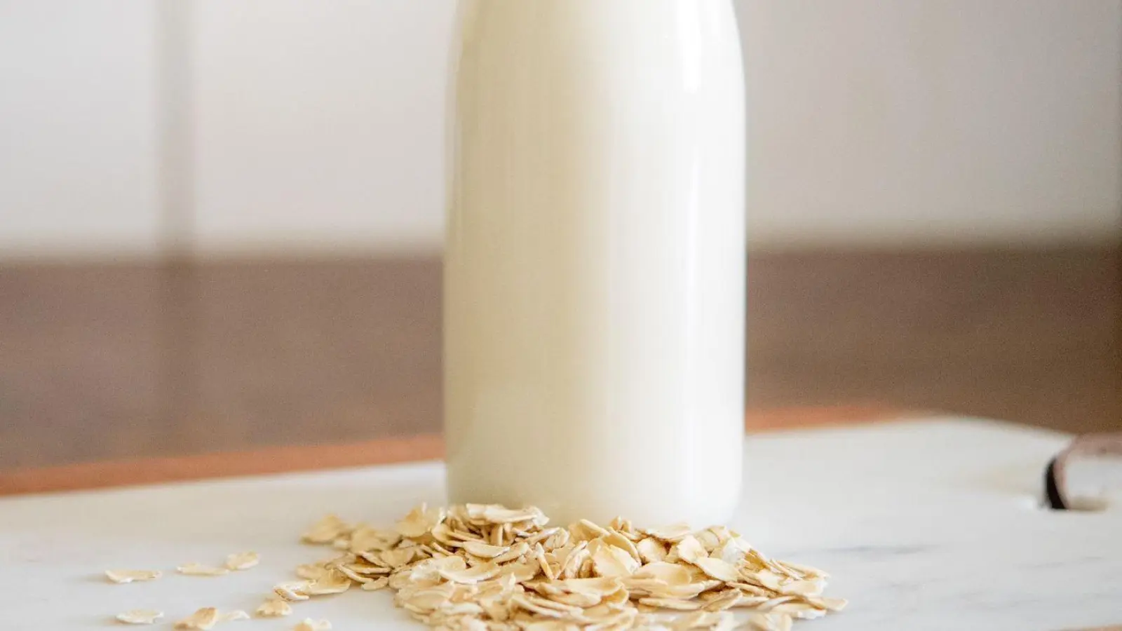 Für den Kaffee oder das Müsli am Morgen: Haferdrinks sind eine beliebte Alternative für Menschen, die keine Kuhmilch vertragen. (Foto: Zacharie Scheurer/dpa-tmn)