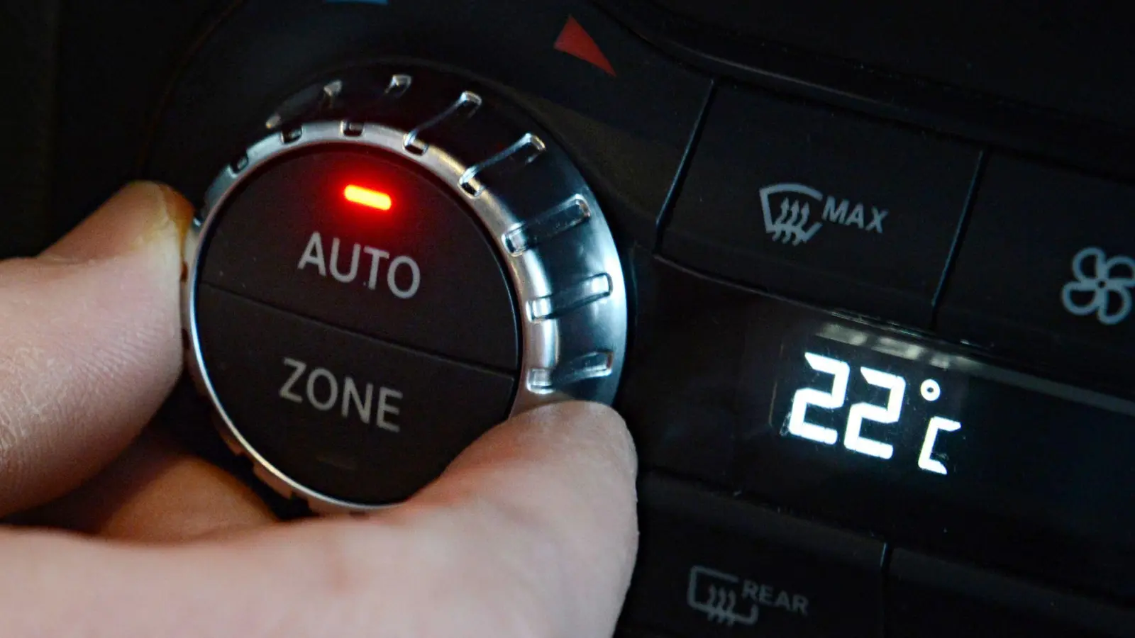 Klimaanlagen im Auto sind unerlässlich: Eine jährliche Überprüfung kann teure Reparaturen und reduzierte Kühlleistung verhindern. (Foto: Franziska Kraufmann/dpa)
