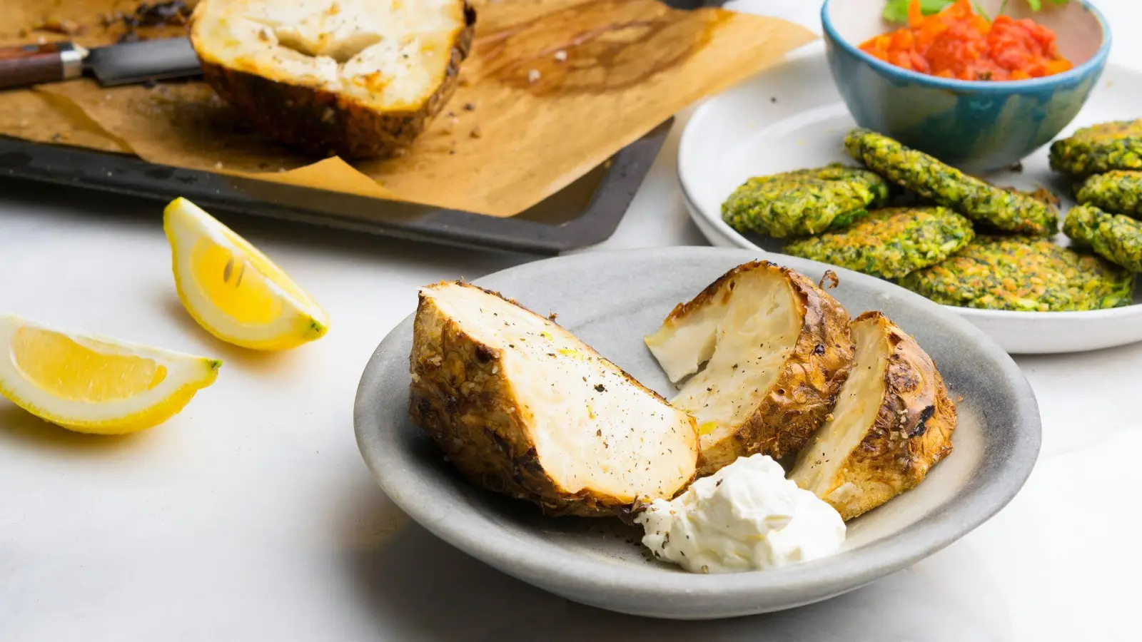 Mit Fleur de Sel, frisch gemahlenem Pfeffer, Olivenöl, Zitronensaft und etwas Schmand kommt der Ofensellerie auf den Tisch. (Foto: Ariane Bille/BVEO/dpa-tmn)