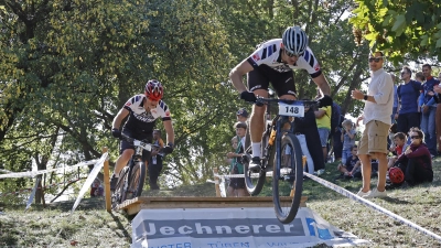 Matthias Fischer vor Thomas Heumann vom Team BonsaiBikes im Hauptrennen. (Foto: Günther Holzinger)