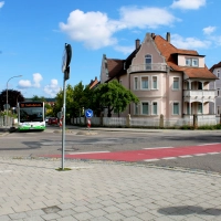 Busse sollen die gepflasterte Mitte des „Minikreisverkehrs” am Angletplatz künftig überfahren können. (Foto: Constantin Prosch)