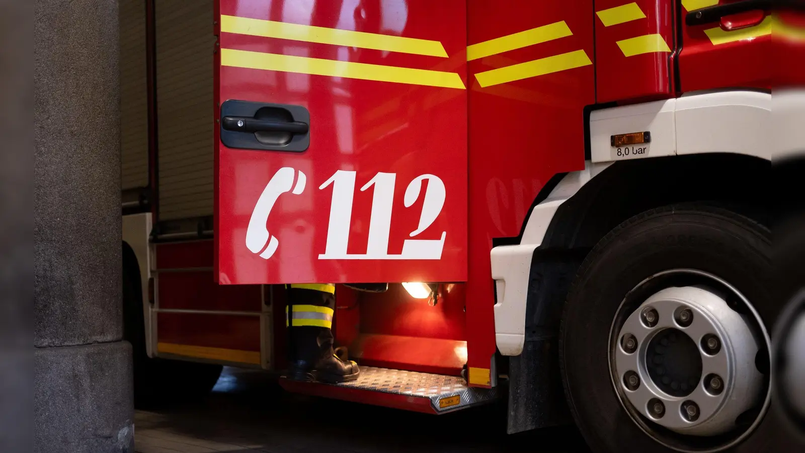 Feuerwehr, Rettungsdienst, THW und Polizei waren mit zahlreichen Kräften vor Ort. (Symbolbild) (Foto: Niklas Treppner/dpa)