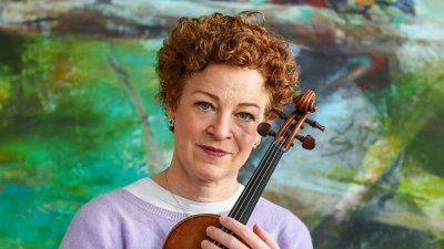 Carolin Widmann hatte Angst um ihr wertvolles Instrument. Nun hat die Lufthansa die Regel für kleine Instrumente geändert. (Foto: Jan Woitas/dpa)