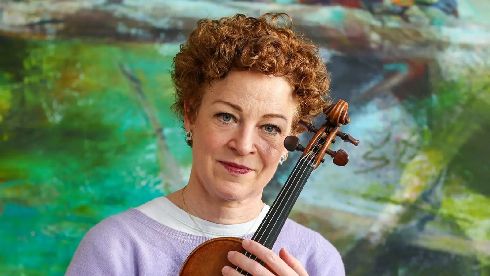 Carolin Widmann hatte Angst um ihr wertvolles Instrument. Nun hat die Lufthansa die Regel für kleine Instrumente geändert. (Foto: Jan Woitas/dpa)