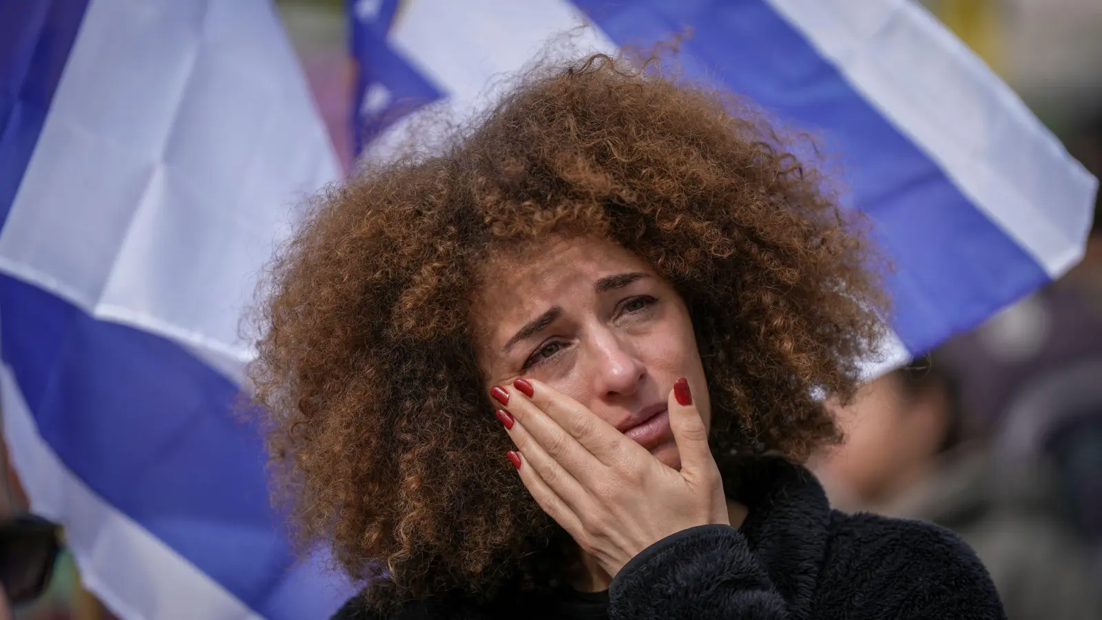 Weinende Frau auf dem Platz der Geiseln in Tel Aviv.  (Foto: Oded Balilty/AP/dpa)