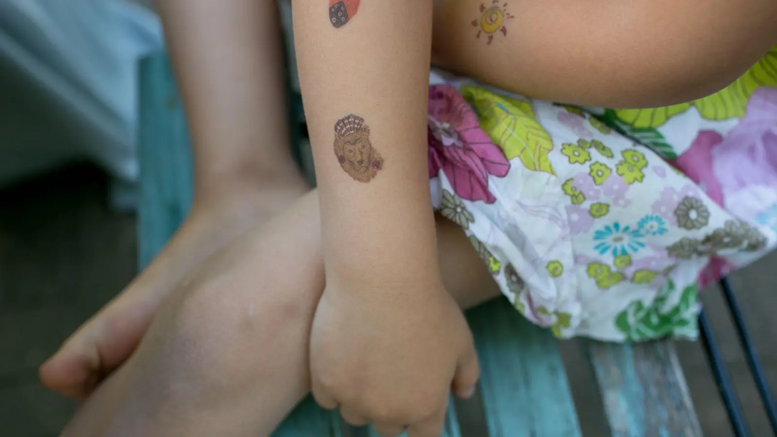 Kinder lieben sie - doch in fast allen Klebetattoos, die die Zeitschrift „Öko-Test“ untersucht hat, stecken bedenkliche Inhaltsstoffe. (Foto: Karolin Krämer/dpa-tmn)