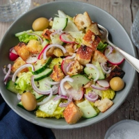 Der bunte Brotsalat ist eines von 60 Rezepten, die Jacqueline Alfers in ihrem „Gemüseretter“-Buch vorstellt. (Foto: Jacqueline Alfers/dpa-tmn)