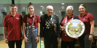 Ein Hoch auf die letztjährigen Gewinner des Königsschießens. (Foto: SV Hohe Tanne Steinbach a.d.H.)