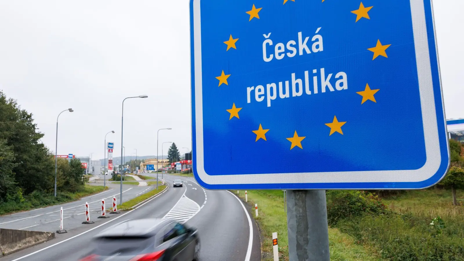 Ein Schild „Tschechische Republik” steht am deutsch-tschechischen Grenzübergang Furth im Wald – Ceska Kubice. (Symbolbild) (Foto: Daniel Karmann/dpa)