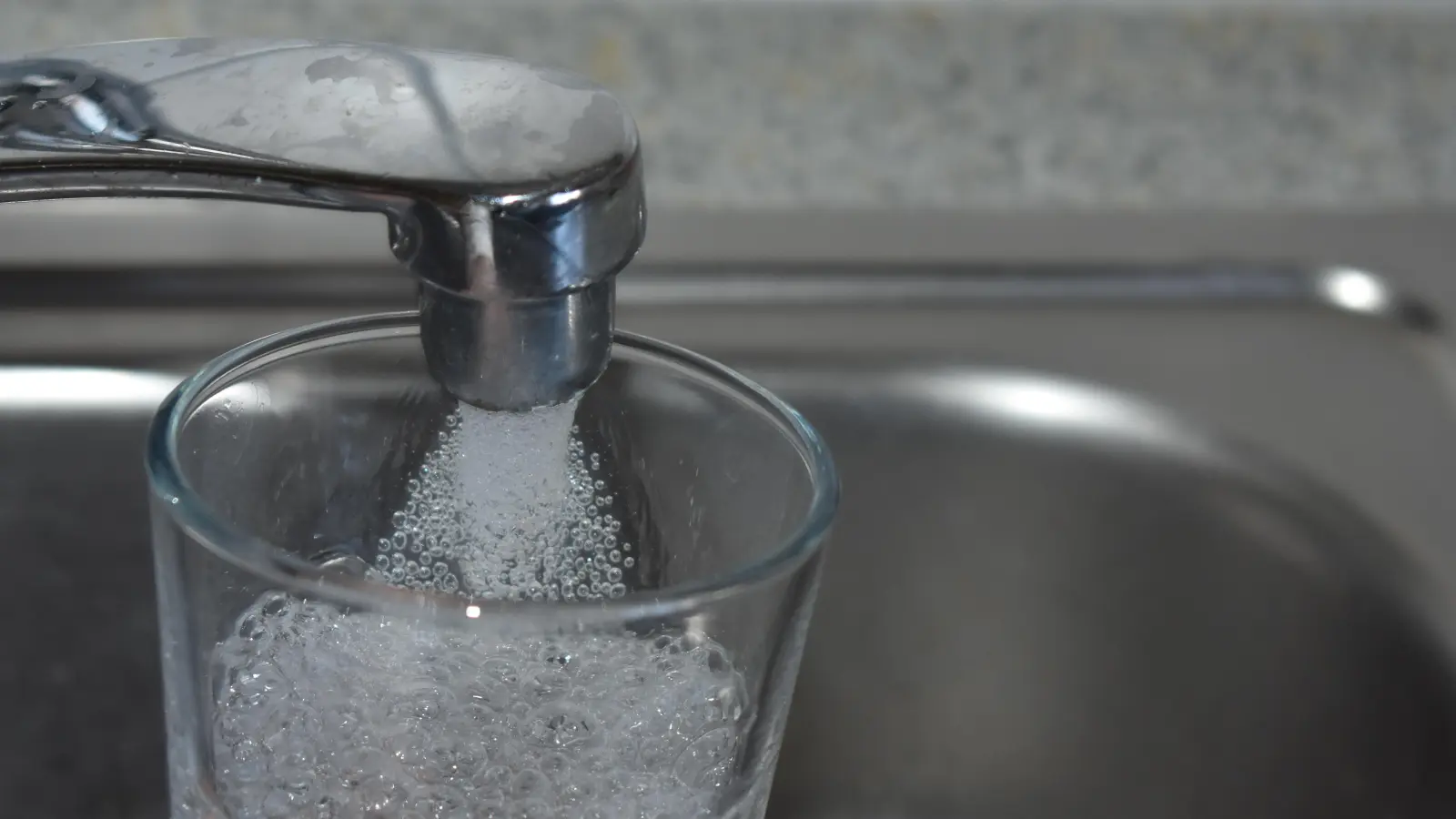 Die Gemeinde Bruckberg muss mehr Geld fürs Wasser verlangen. Derzeit fehlen in der Gebührenkalkulation etwas mehr als 100.000 Euro, die gedeckt werden müssen. (Foto: Ute Niephaus)