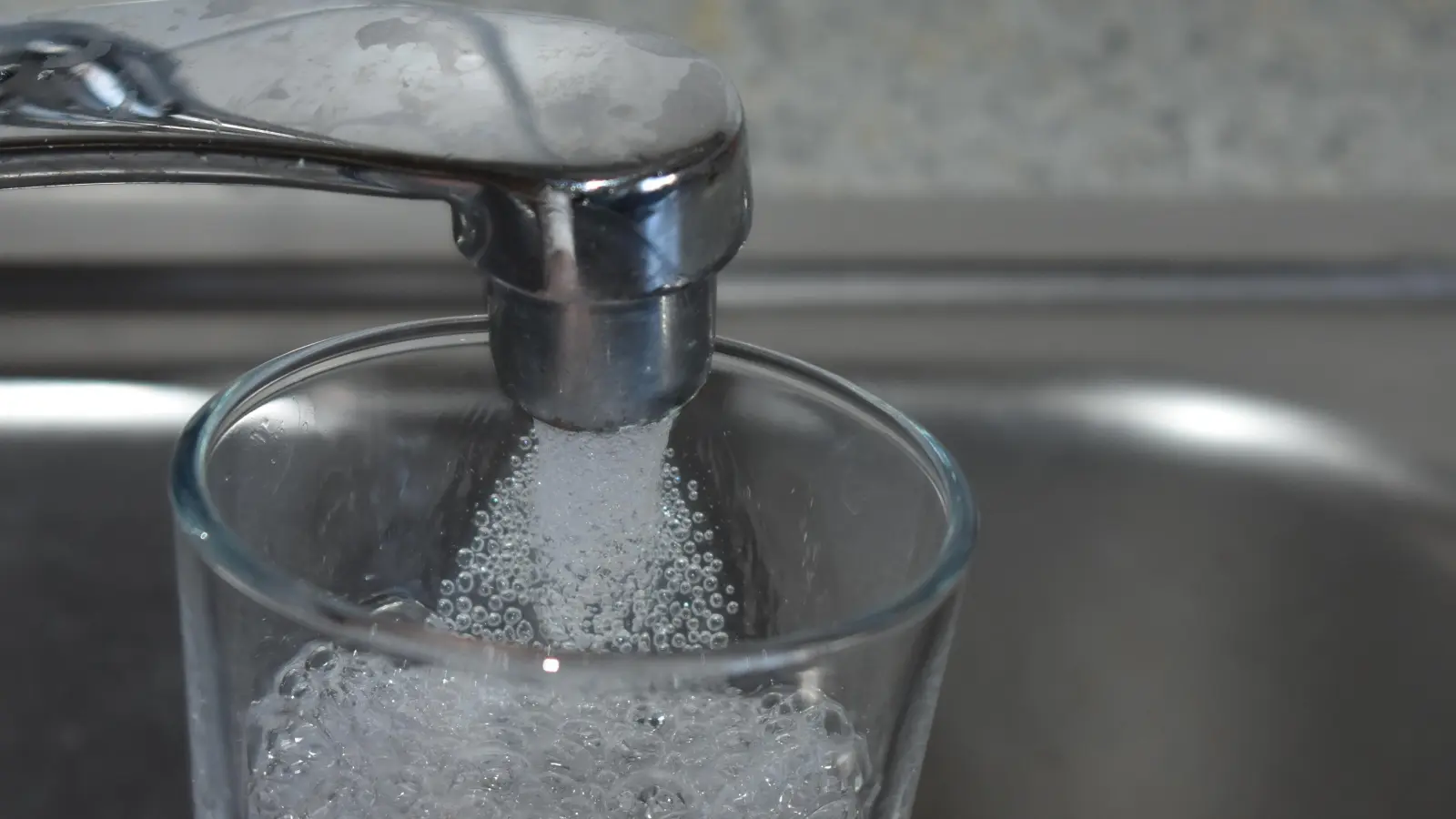 Direkt aus dem Hahn sollte Wasser derzeit in drei Stadtteilen von Herrieden nicht getrunken werden, rät die Stadtverwaltung.  (Symbolbild: Ute Niephaus)