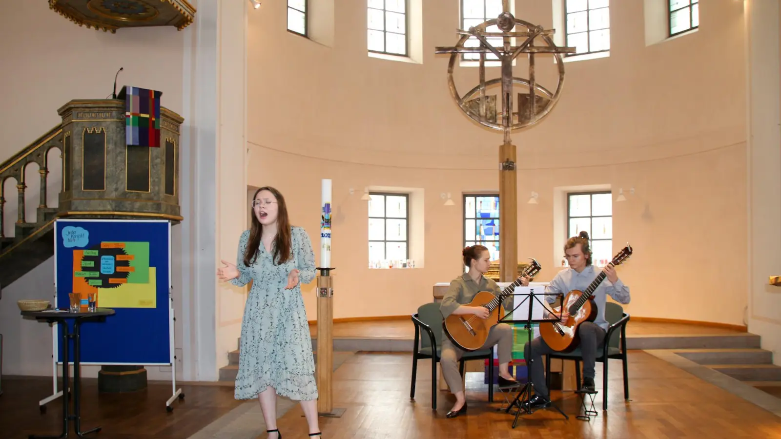 Karyna Potapkina, Katerina Shmatkova, und Andrii Miehuriw (von links) leben seit ihrer Flucht aus Cherson in Dinkelsbühl. Sie gestalteten in der St.-Pauls-Kirche das musikalische Rahmenprogramm für einen Informationsabend. (Foto: Martina Haas)