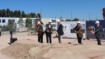 Der Neustädter Landrat Helmut Weiß, Ansbachs Oberbürgermeister Thomas Deffner, Ansbachs Landrat Dr. Jürgen Ludwig, Architektin Ann-Kristin Kahm und Diplom-Ingenieur Otto Heil (von links) griffen auf der Baustelle für die neue Rettungsleitstelle zum Spaten. (Foto: Thomas Schaller)