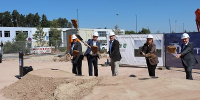 Der Neustädter Landrat Helmut Weiß, Ansbachs Oberbürgermeister Thomas Deffner, Ansbachs Landrat Dr. Jürgen Ludwig, Architektin Ann-Kristin Kahm und Diplom-Ingenieur Otto Heil (von links) griffen auf der Baustelle für die neue Rettungsleitstelle zum Spaten. (Foto: Thomas Schaller)