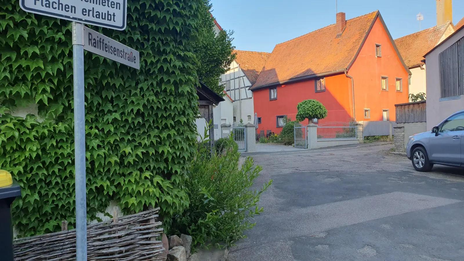 Ein Teil der Raiffeisenstraße in Ipsheim wird Autofahrern künftig nicht mehr zur Verfügung stehen. (Foto: Anna Franck)