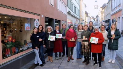 Premiere für den Ansbach-Passt-scho-Pass: Am Nahversorger Tante Anna stellten diese Beteiligten das Heft vor. (Foto: Oliver Herbst)