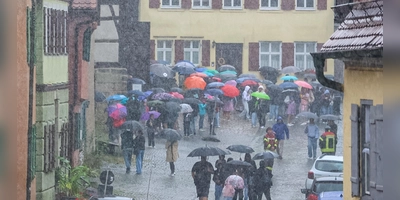 Am Kinderzech-Dienstag schüttet es aus Kübeln. Wegen des abgesagten Umzugs warten die Dinkelsbühler Schülerinnen und Schüler vor dem Zeughaus. (Foto: Martina Haas)