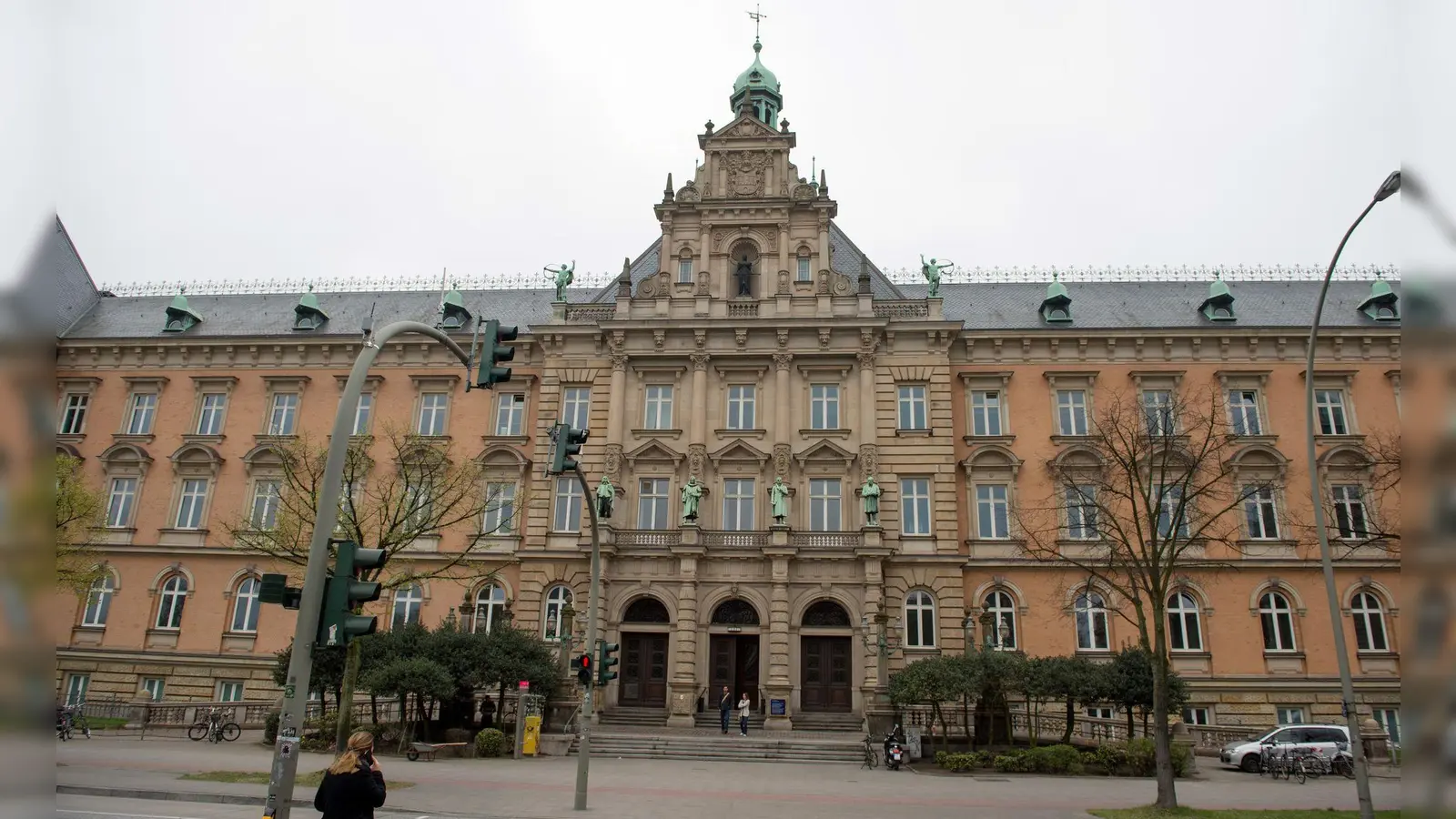 Das Landgericht Hamburg hat den Antrag auf Erlass einer einstweiligen Verfügung des Berliner Galeristen-Ehepaars König gegen den Roman „Innerstädtischer Tod“ zurückgewiesen. (Symbolfoto) (Foto: Daniel Reinhardt/dpa)