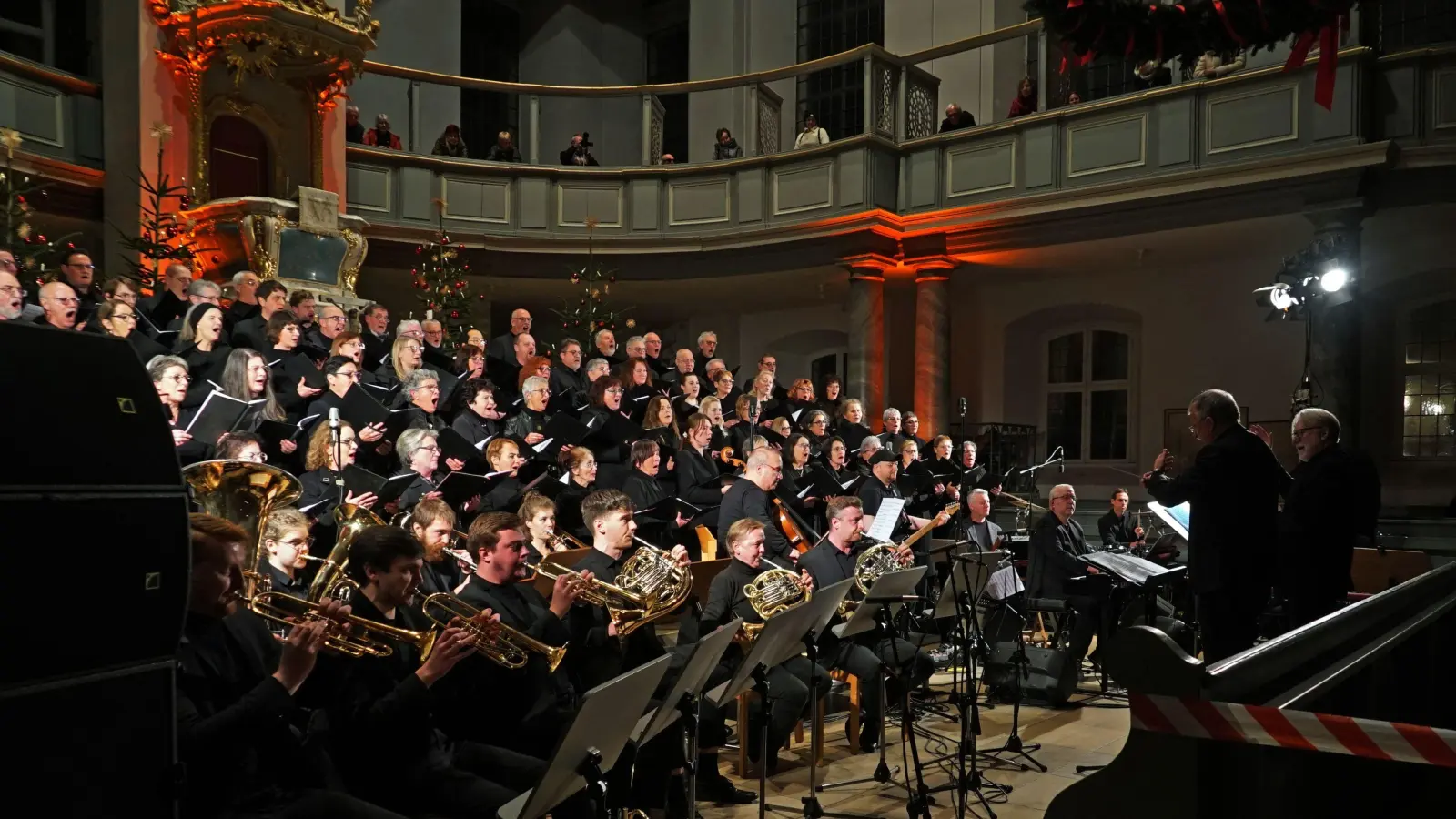 Der erste Eindruck täuscht: In St. Gumbertus war kein weiteres Weihnachtskonzert mit Chor und Orchester zu erleben, sonder die „Atom Heart Mother Suite“ von Pink Floyd. Deren deutsche Erstaufführung, die gleichzeitig die Uraufführung der Ansbacher Fassung war, wurde am Ende gefeiert. (Foto: Elke Walter)