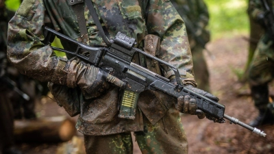 Laut Ifo-Institut sind aus dem 100 Milliarden starken Sondervermögen für die Bundeswehr bis Mitte 2023 erst 1,2 Milliarden Euro abgeflossen (Symbolfoto). (Foto: Christoph Schmidt/dpa)